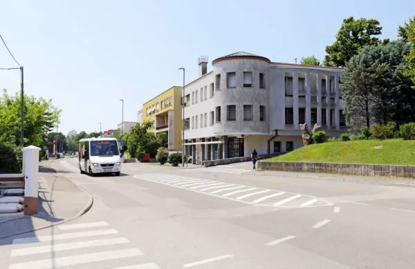 Sredi julija so policisti v Rožni Dolini prijeli Italijana, ki je prevažal 
15 ilegalnih migrantov, med njimi tudi žensko in dva otroka.