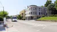 Sredi julija so policisti v Rožni Dolini prijeli Italijana, ki je prevažal 
15 ilegalnih migrantov, med njimi tudi žensko in dva otroka.
