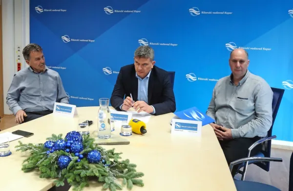 Direktor Rižanskega vodovoda Martin Pregelj (v sredini) z vodjo 
razvoja Koradom Pucerjem (desno) in  vodjem sektorja pogon 
Darijem Križmanom. 