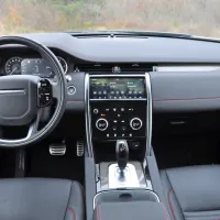 Discovery sport je bil deležen prenove tudi v notranjosti, kjer se je 
zgledoval po novih bratih, to pa  pomeni več digitalizacije.