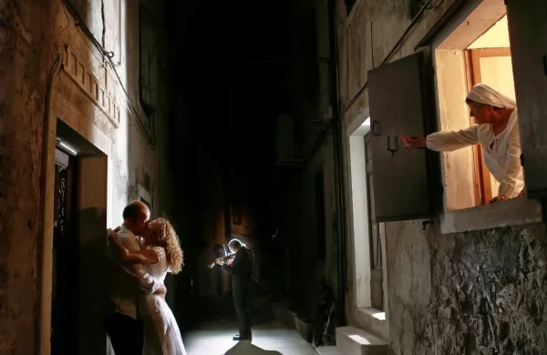  Aprila bomo gledali fotografijo, ubrano na pesem Lahko noč, Piran: “Na koncu večera prižgejo ...” 