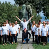  Potem ko so posneli koledarsko fotografijo ob Dequelovem kipu Solidarnost v Izoli, so  še pozirali.   