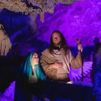 Žive jaslice v Postojnski jami veljajo za eno od desetih  najlepših 
podob božiča na svetu. 