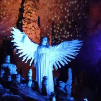Angeli so najpogostejši lik v božični pravljici, njihovo nadnaravno 
lepoto pa poudarja izbrana kostumografija.