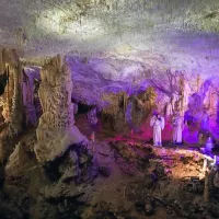 V tednu med božičem in silvestrovim se  v prizorišče podzemne 
božične zgodbe spremeni petkilometrska turistična pot Postojnske jame.