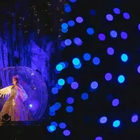 Najveličastnejša glasbena točka z operno pevko Urško Kastelic v 
Koncertni dvorani je postavljena v snežno kroglo.