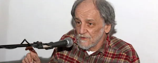 “Oče me je naučil pisati, mati je v meni spodbudila strast po 
nastopanju. Pred žarama staršev igram trikrat na leto: na njuna 
rojstna dneva in na svojega.”