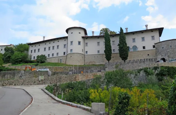 Delo Javnega zavoda Komenski Kras, ki je pomembno prispeval k 
turistični oživitvi Štanjela, bo nadaljevala Razvojna destinacijska 
organizacija Krasa in Brkinov. 