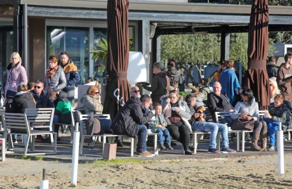   Portorož te dni goste vabi s prazničnim sejmom,   Božičkovo vasjo 
in kotalkališčem, vrhunec   pa bo ognjemet 1. januarja.