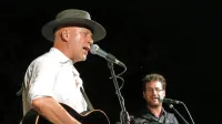 Vlado Kreslin ter  harmonikar in  violinist Iztok Cergol pred šestimi 
leti  na izolski Lonki, kjer so kantavtorja spremljali tako električni 
Mali bogovi kakor akustična Beltinška banda.