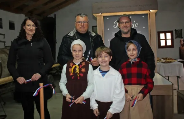 Razstavo so odprli (z leve): vodja projekta Polona Vadnjal, 
podžupan Boris Rebec, avtor Marko Doles in košanski osnovnošolci iz skupine Vaške klepetulje.