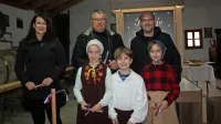 Razstavo so odprli (z leve): vodja projekta Polona Vadnjal, 
podžupan Boris Rebec, avtor Marko Doles in košanski osnovnošolci iz skupine Vaške klepetulje.
