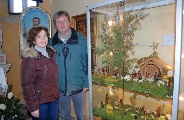 Avtorja razstave jaslic v kapeli Marije Pomočnice v Lokvi Irena in 
Srečko Rože iz Vojaškega muzeja Tabor 