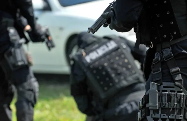 44-letni domačin iz Podlanišča je izkusil nežnost specialne enote 
policije. 