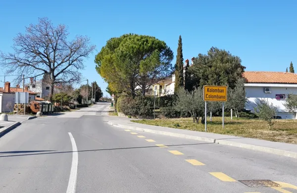 Deloma obnovljena slemenska cesta v Hrvatinih se konča pri tabli 
za Kolomban. 