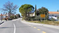 Deloma obnovljena slemenska cesta v Hrvatinih se konča pri tabli 
za Kolomban. 