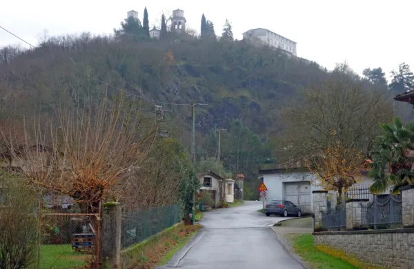   Z  denarjem EU bodo zgradili tudi kanalizacijo na odseku ceste 
proti Mirenskemu Gradu. 