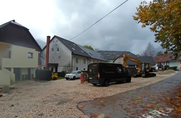 Bovec postaja komunalno  urejeno mesto. Ob urejanju  ulic vkopavajo omrežje za širjenje daljinskega ogrevanja na biomaso.   