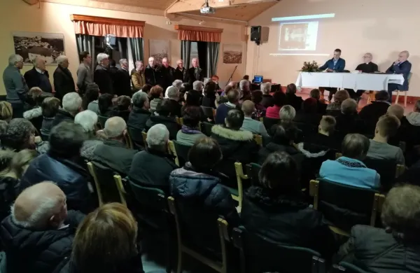 Polni  dvorani so knjigo  predstavili  Danijel Cek,   Renato Podbersič in Tomaž Simčič.