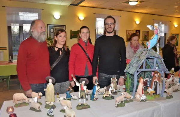 Romeo Volk (levo) skupaj z družino ob jaslicah, v katerih se odraža slovenska pastirska kultura.