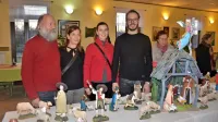Romeo Volk (levo) skupaj z družino ob jaslicah, v katerih se odraža slovenska pastirska kultura.