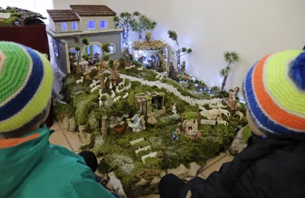 V Vipavskem Križu je te dni razstavljenih tudi več kot 100 jaslic, 
izdelanih iz najrazličnejših materialov in v različnih tehnikah. 
Ogled je možen vsak dan  do 6. januarja od 14. do 20. ure.