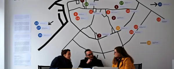 V pritličju Tomosovega bloka je na ogled razstava 32 diplomskih in magistrskih del na temo koprske arhitekture ter urbanizma. Na fotografiji del ekipe Avtomatik delovišča: (z leve) Tina Cotič, Toni Bračanov 
(motor spletnega radia NOR) in Mateja Filipič