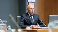 Minister za zdravje Aleš Šabeder naj bi v prvih mesecih tega leta 
predstavil predlog sprememb zakona o zdravstvenem varstvu in 
zavarovanju ter dolgo pričakovani zakon o dolgotrajni oskrbi in 
zavarovanju zanjo.
