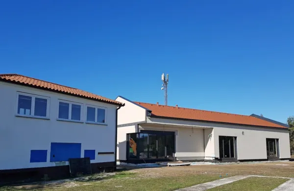 Montažna stavba (desno) ob zdajšnjem objektu in strelišču 
koprske lovske zveze v Srgaših pod Šmarjami je že nared. 
