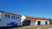 Montažna stavba (desno) ob zdajšnjem objektu in strelišču 
koprske lovske zveze v Srgaših pod Šmarjami je že nared. 