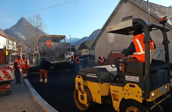 Cesto so  grobo asfaltirali tik pred sneženjem. 