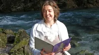 Z aktivnim poglabljanjem v izbrane pravljične zgodbe ter ustvarjanjem iz njih lahko  na vrsto vprašanj dobimo odgovore, ki jih 
potrebujemo za bolj odprto in bolj polno življenje, je prepričana 
Katja Krkoč.
