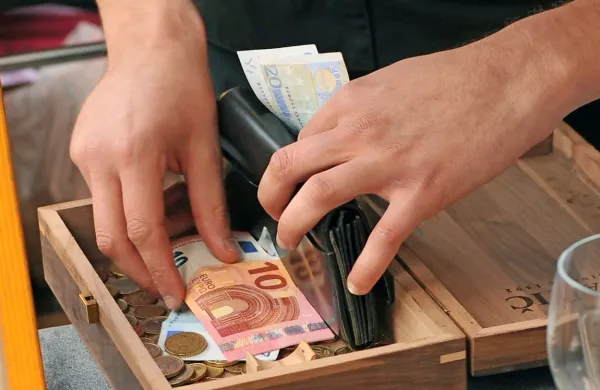 Delavcem v srednjih dohodninskih razredih se bo zaradi davčne 
razbremenitve neto mesečna plača nekoliko povišala. 