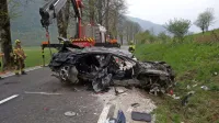 





 



Šele podrobnejši pogled je razkril, da se je četverica proti 
Kobaridu peljala v črnem audiju A6.
