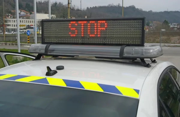 Voznik bele opel corse se za zvočne in svetlobne signale policije ni 
zmenil in je pospešil vožnjo.