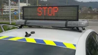 Voznik bele opel corse se za zvočne in svetlobne signale policije ni 
zmenil in je pospešil vožnjo.