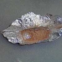 V okolici avtomobila so policisti našli tudi zavojček z rjavo 
grudasto snovjo, za katero sumijo, da je heroin (fotografija je 
simbolična).
