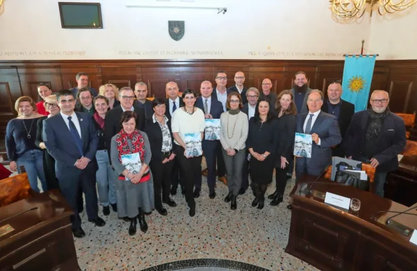 Župani Italije, Hrvaške in Slovenije ter ožja ekipa strokovnjakov, ki 
vodi kandidaturo Pirana za Evropsko prestolnico kulture v letu 
2025, je danes strnila vrste in pokazala, da deluje in razmišlja 
enotno in brez meja v glavi. 