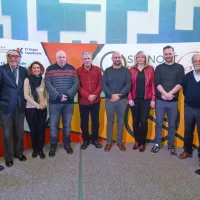 Sedem izmed 12 finalistov v družbi odgovornega urednika Primorskih novic Antiše Korljana (prvi z leve), odgovorne urednice 
Televizije Koper Mojce Petrič Bužan (tretja z leve) in odgovornega 
urednika Radia Koper Andreja Šavka (prvi z desne).
