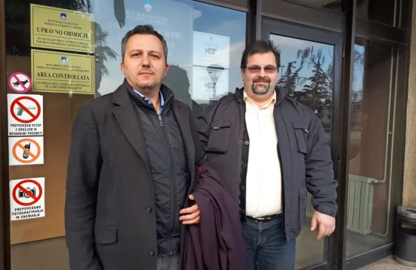 Voznik George Razvan Barjuca (desno) z odvetnikom  Luigijem  
Varanellijem. Še danes težko govori o nesreči, ki se jima je  z 
očetom zgodila na poti v Romunijo. 