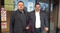 Voznik George Razvan Barjuca (desno) z odvetnikom  Luigijem  
Varanellijem. Še danes težko govori o nesreči, ki se jima je  z 
očetom zgodila na poti v Romunijo. 