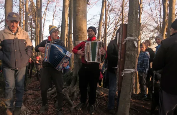 Z vpisno knjigo na godoviškem vrhu Jelenšek, je ta postal bolj 
obljuden in tudi kraj ponovoletnih srečanj vaščanov.
