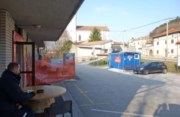Mlinotest je postavil  začasno mobilno prodajalno, objekt z marketom in pošto  pa naj bi popravili in odprli spomladi. 
