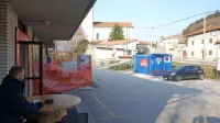 Mlinotest je postavil  začasno mobilno prodajalno, objekt z marketom in pošto  pa naj bi popravili in odprli spomladi. 