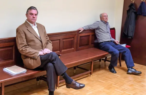Anton Može  in njegov sosed Milan Martinčič (desno) med sojenjem 
na okrožnem sodišču. 