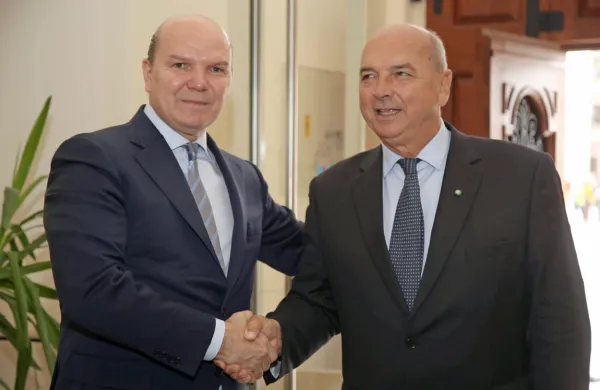 Tržaški župan Robert Dipiazza s piranskim kolegom Đeniom 
Zadkovićem