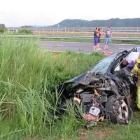 Od silnega trka v tovorno vozilo je avtomobil rektorja peugeot 
3008 odbilo desno v obcestni jarek.