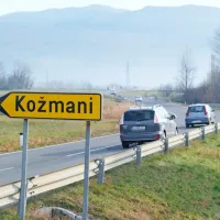 V blagem desnem ovinku je voznik naenkrat zapeljal levo na 
nasprotni vozni pas in se z avtom zaletel v sprednji  del tovornega 
vozila s polpriklopnikom. 