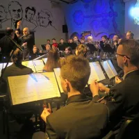 Duh časa, brezčasno skladbo za neandertalčevo piščal, sta krstno 
izvedla cerkljanski orkester in multiinštrumentalist Boštjan Gombač.