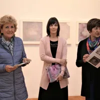 Z leve: ravnateljica Obalnih galerij Piran Jelka Pečar, umetnica 
Katja Bednařik Sudec in kustosinja Nives Marvin